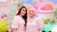 Ayu Ting Ting dan Syifa pun kompak mengenakan dress warna pink. Ayu mengenakan dress selutut satin dipadukan outer lengan balon dengan aksen bunga 3D.  [@ayutingting92]