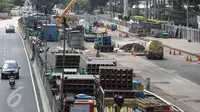 Pengendara melintas disamping proyek pembangunan MRT di kawasan Sudirman, Jakarta, Selasa (5/7). Pengerjaan proyek infrastruktur di Jakarta dan sekitarnya libur sementara karena para pekerja memperoleh libur Lebaran. (Liputan6.com/Faizal Fanani)