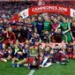 Para pemain Barcelona melakukan selebrasi dan foto bersama piala usai menjuarai Copa del Rey di Stadion Vicente Calderon, Madrid, (23/5). Barcelona menang atas Sevilla dengan skor 2-0. (Reuters / Sergio Perez)