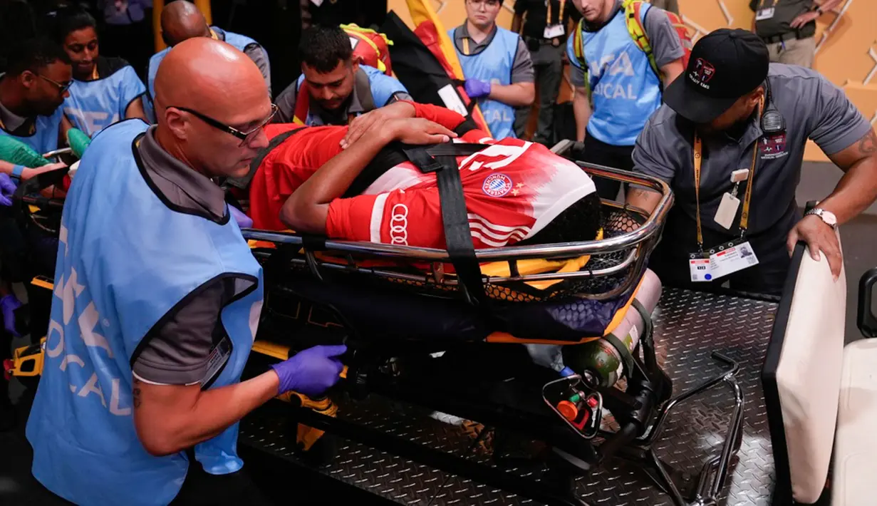 Bintang muda Timnas Jerman itu dilaporkan menderita patah tulang fibula serta beberapa kerusakan ligamen. Akibat cedera parah ini, ia diprediksi harus menepi dari lapangan hijau selama empat hingga lima bulan ke depan. (AP Photo/Brynn Anderson)
