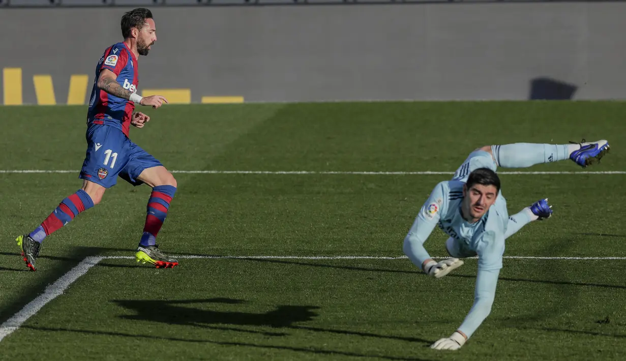 Masuk menit ke-32, Levante akhirnya bisa menyamakan kedudukan lewat sepakan voli Morales tanpa gangguan berarti. (Foto: AP/Manu Fernandez)