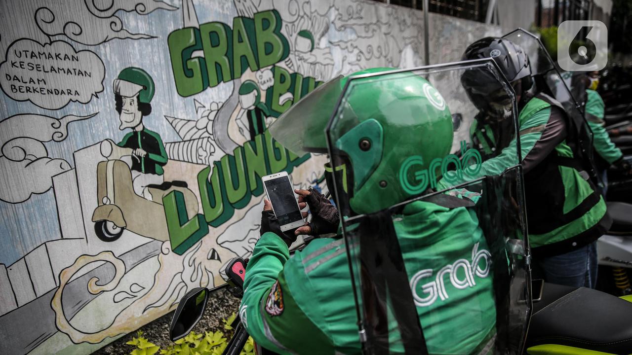 Ojek Online Gunakan Pelindung Pembatas Antar Penumpang