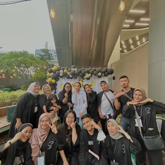 Potret Kebersamaan 6 Artis ketika Kumpul Bareng Fans, Seperti Keluarga