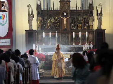 Kardinal Ignatius Suharyo saat memimpin Misa Pontifikal Natal di Gereja Katedral Jakarta, Kamis (25/12/2025). Sekitar 3.000 hingga 3.500 jemaat mengikuti Misa Pontifikal Natal hari kedua yang digelar pada Kamis (25/12/2025). (Kapanlagi.com/Budy Santoso)
