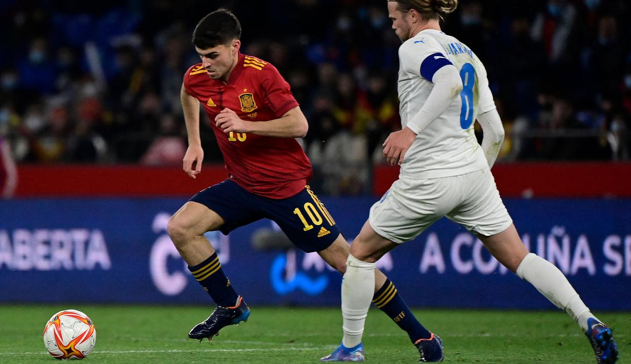 Pedri merupakan gelandang berbakat milik Barcelona. Ia dikenal sebagai pemain dengan visi di atas rata-rata serta memiliki kemampuan memberikan umpan akurat. Pedri mampu mencuri perhatian sejak didaratkan Blaugrana pada 2020 lalu dari Las Palmas. Pemuda 19 tahun itu juga pernah mendapatkan gelar individu bergengsi yaitu Golden Boys pada tahun 2021. Sejauh ini, ia sudah mengemas 14 caps bersama timnas Spanyol dan akan diprediksi dibawa oleh Luis Enrique pada Piala Dunia 2022 nanti. (AFP/Javier Soriano)