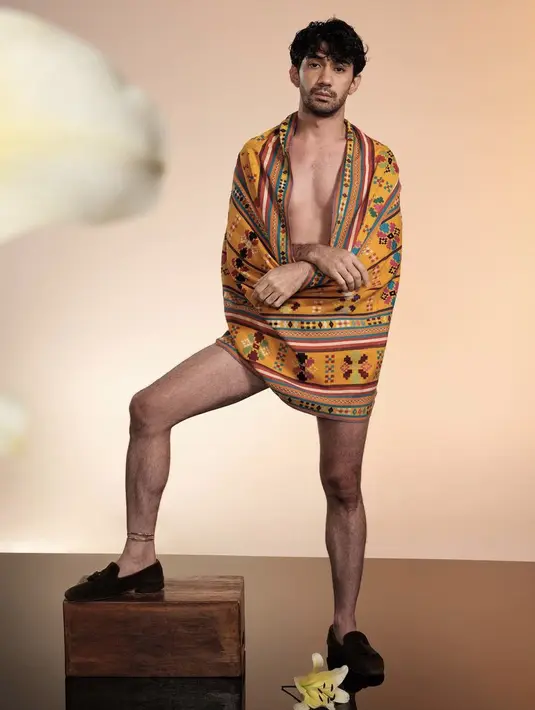 <p>Reza Rahadian tampil berani dengan mengebakan kain tenun Nunkolo-Timor warna kuning yang membalut tubuhnya. @vonywong</p>