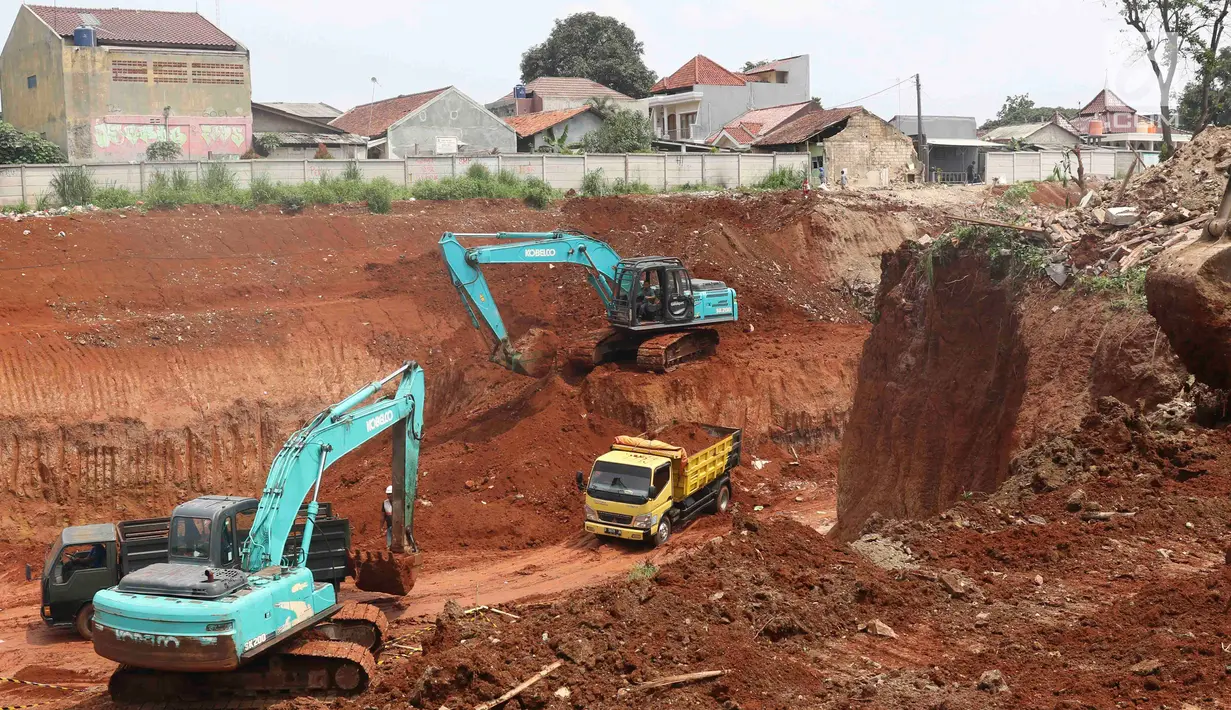 Alat berat mengeksekusi lahan dan bangunan milik  warga yang terkena proyek Jalan Tol Cinere-Jagorawi (Cijago) di Baktijaya, Sukmajaya, Depok, Jawa Barat, Selasa (11/12). Sebanyak 30 rumah dieksekusi dalam proyek ini. (Liputan6.com/Immanuel Antonius)