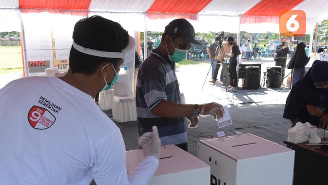 Simulasi protokol kesehatan dalam pemungutan suara yang digelar KPU Sulteng dan KPUD Palu di Lapangan Vatulemo, Sabtu (21/11/2020). Simulasi digelar untuk memantapkan kesiapan petugas dan pemilih sebelum tanggal 9 Desember 2020. (Foto: Liputan6.com/ Heri Susanto).