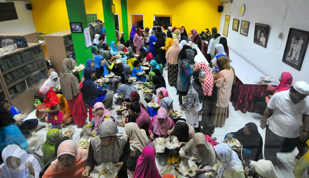 Warga berbuka puasa bersama di Masjid Lautze, Jakarta, Sabtu (11/6/2016). Selama bulan Ramadan, Masjid Lautze gelar buka puasa bersama untuk warga setiap hari Sabtu. (Liputan6.com/Yoppy Renato)