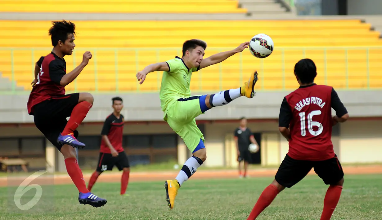 Pesepakbola Persipasi Bandung Raya (PBR), Kim Jeffrey Kurniawan (tengah) berebut bola atas dengan pemain Bekasi Putra di Stadion Patriot, Bekasi, Selasa (25/8/2015). PBR unggul 3-1 atas Bekasi Putra. (Liputan6.com/Helmi Fithriansyah) 