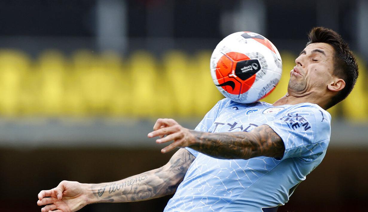 Bek Manchester City, Joao Cancelo, mengontrol bola saat melawan Watford pada laga Premier League di Stadion Vicarage Road, Selasa (22/7/2020). Manchester City menang dengan skor 4-0. (John Sibley/Pool via AP)