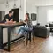 7 Desain Meja Bar Mini sebagai Pembatas Dapur dan Ruang Keluarga untuk Hunian Modern