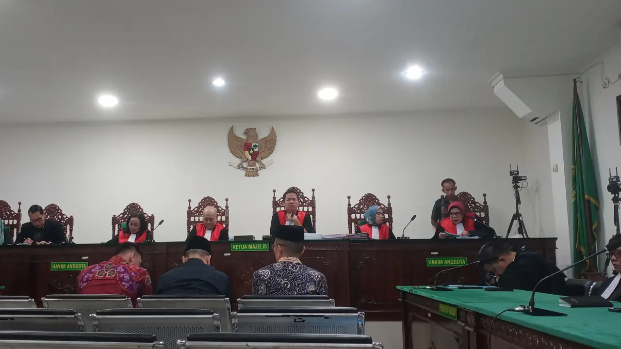 Mantan Gubernur Bengkulu Rohidin Mersyah yang terjaring Operasi Tangkap Tangan (OTT) Komisi Pemberantasan Korupsi (KPK) pada November 2024 divonis 10 tahun penjara oleh Majelis Hakim Pengadilan Negeri Bengkulu. Liputan6/Yuliardi Hardjo)