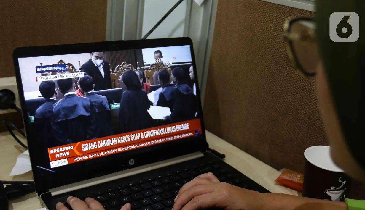 KPK mengendus adanya pembelian aset menggunakan uang hasil suap dan gratifikasi yang dilakukan oleh Lukas. Sebagian barang miliknya sudah disita penyidik.  (Liputan6.com/Herman Zakharia)