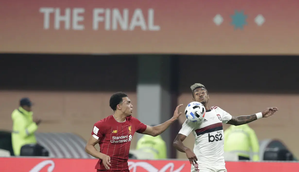 Bek Liverpool, Trent Alexander-Arnold berusaha merebut bola pemain Flamengo, Bruno Henrique pada pertandingan final Piala Dunia Antarklub 2019 di Stadion Internasional Khalifa di Doha, Qatar (22/12/2019). Liverpool menang 1-0 atas Flamengo. (AP Photo/Hassan Ammar)