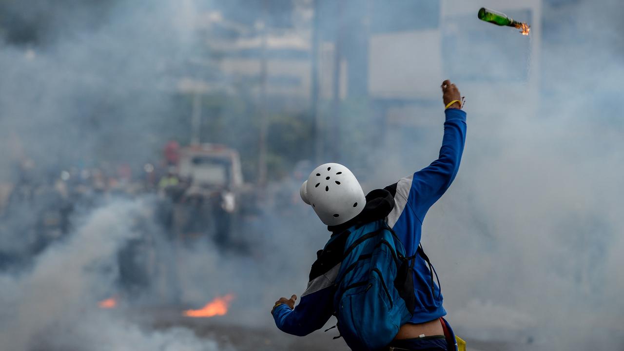Bom Molotov di Kedubes Myanmar