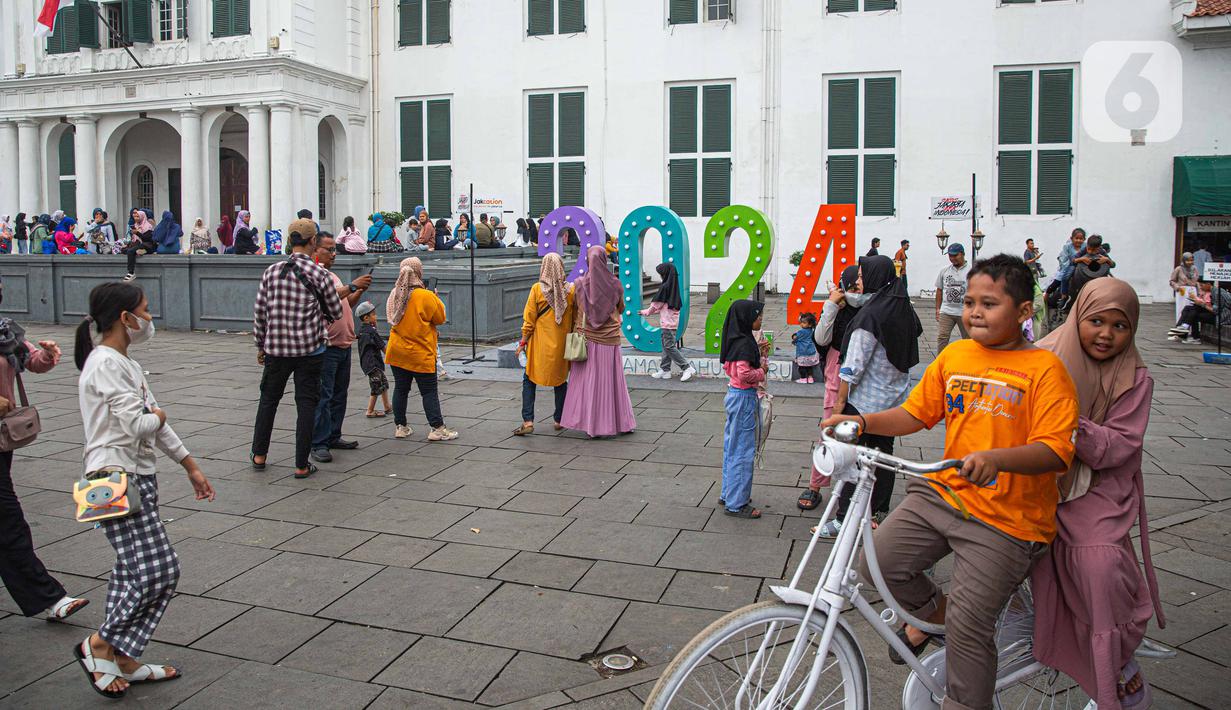 Kawasan yang merupakan peninggalan VOC abad ke-17 itu dipadati ribuan warga untuk berwisata saat libur Natal 2023 dan Tahun Baru 2024. (Liputan6.com/Faizal Fanani)