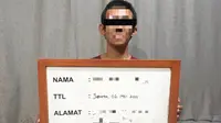 Seorang pria berinisial NMF (23) dibekuk polisi setelah menipu temannya sendiri dengan modus meminjam motor untuk wawancara kerja. (Liputan6.com/Ady Anugrahadi)