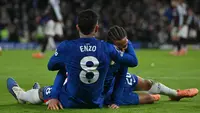 Gelandang Chelsea, Enzo Fernández (kiri), merayakan gol bersama Joao Pedro (kanan) setelah sang penyerang mencetak gol pertama tim dalam pertandingan sepak bola Liga Inggris (Premier League) antara Chelsea dan Aston Villa di Stamford Bridge, London, pada 27 Desember 2025. (Glyn KIRK / AFP)