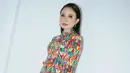 Seperti penampilannya mengenakan dres panjang ini. Motif random dengan lebih dari 5 warna ini membuatnya makin anggun. Rossa makin percaya diri tampil di depan kamera. (Liputan6.com/IG/@itsrossa910).