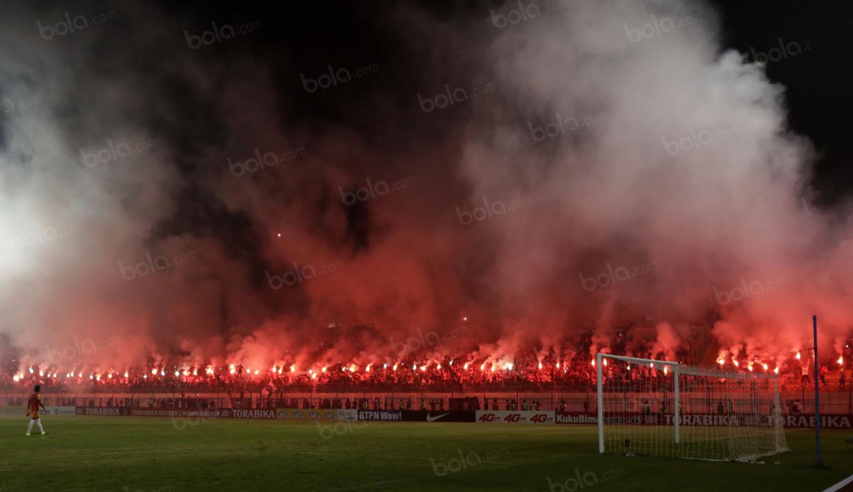 Flare menghiasi perayaan ulang tahun K-Conk Mania di Stadion Gelora Bangkalan, Madura, Senin (13/6/2016). (Bola.com/Nicklas Hanoatubun)
