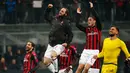 Striker AC Milan, Gonzalo Higuain berselebrasi bersama rekan-rekannya usai pertandingan melawan SPAL pada lanjutan Liga Serie A Italia di stadion San Siro (29/12). Milan menang tipis atas SPAL 2-1. (AP Photo/Antonio Calanni)