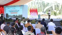 Dalam groundbreaking tahap kelima di Ibu Kota Nusantara (IKN), Presiden Joko Widodo (Jokowi) turut melakukan proses peletakan batu pertama untuk memulai pembangunan gedung Kantor Bank BNI di kawasan Mini Financial Center IKN, Kamis (29/2/2024).