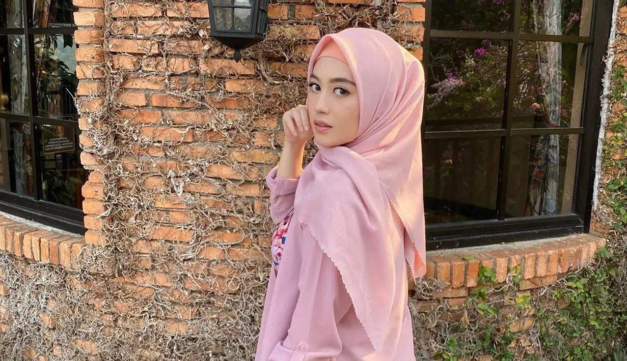 Nabilah eks JKT48 memang selalu dipuji cantik sedari muncul di dunia hiburan yakni pada 2011. Kini penampilan Nabilah kian mencuri perhatian setelah tampil dengan berhijab. Hijab warna pink yang dikenakannya semakin membuatnya menawan. (Liputan6.com/IG/@nblh.ayu)