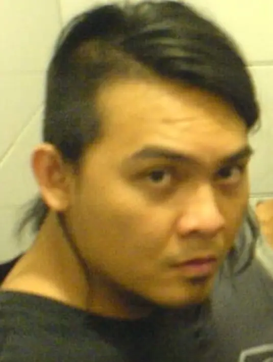 "Dark Lord *EL GORILA*. Waktu masih Gotang - Gondrong Tanggung," tulisnya. Musisi Stevie item, terlihat sejak remaja sudah suka memanjangkan rambutnya. (Instagram/theprediksi_)