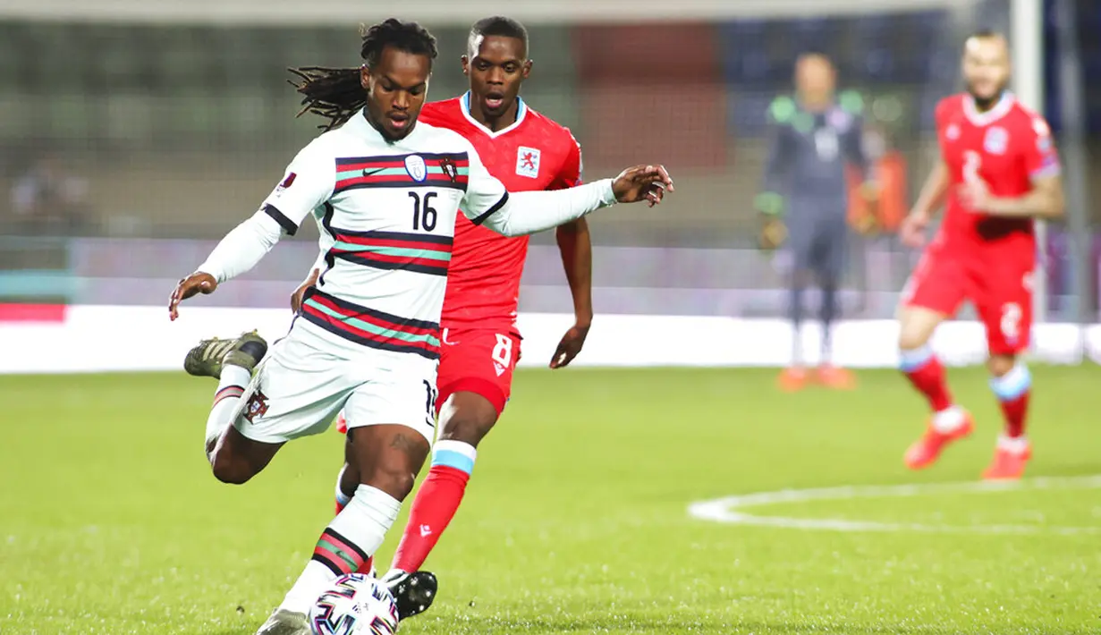 Pemain Portugal Renato Sanches (kiri) memperebutkan bola dengan pemain Luksemburg Christopher Martins pada pertandingan Grup A kualifikasi Piala Dunia 2022 di Stadion Josy Barthel, Luksemburg, Selasa (30/3/2021). Portugal menang 3-1. (AP Photo/Olivier Matthys)