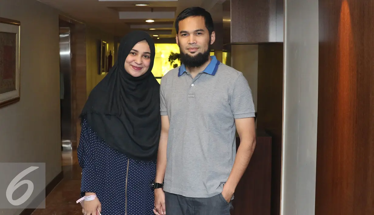 Teuku Wisnu dan Shireen Sungkar berpose usai jumpa pres anak kedua mereka di RS Pondok Indah, Jakarta, Rabu (27/7). Anak kedua dari Shireen Sungkar dan Teuku Wisnu diberi nama Cut Hawa Medina Al Fatih. (Liputan6.com/Herman Zakharia)