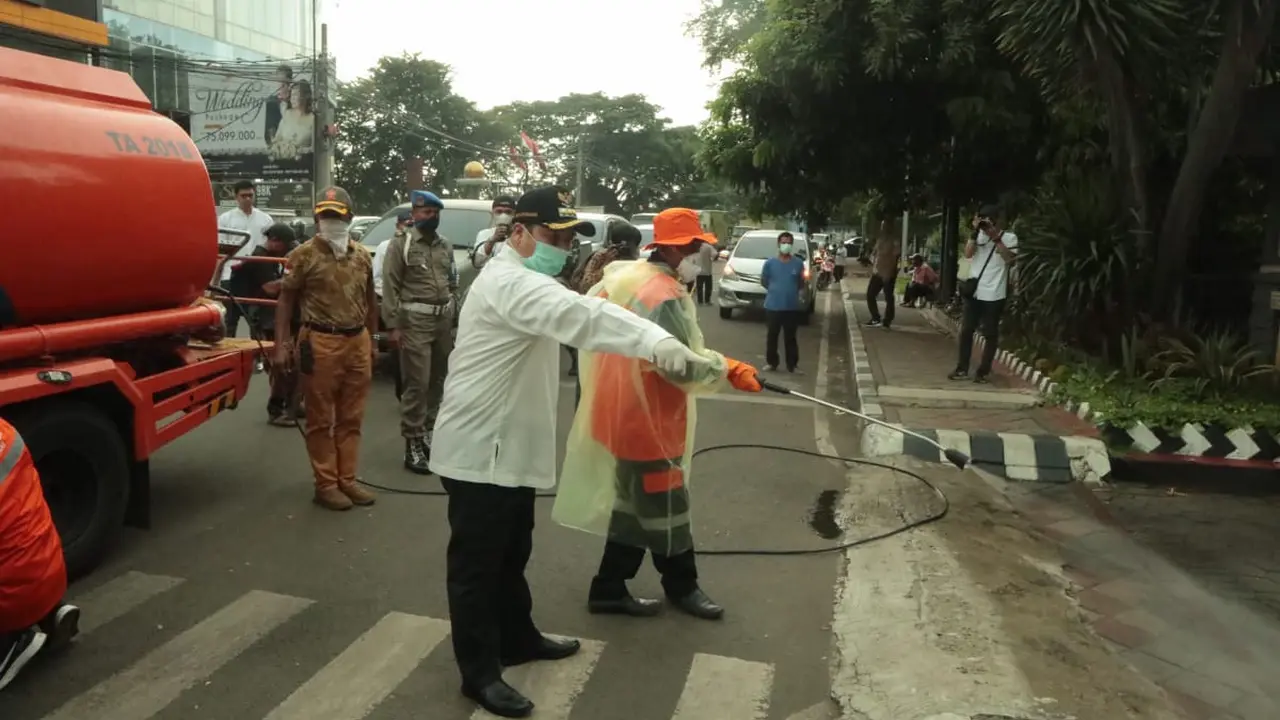 Penyemprotan disinfektan di Kota Tangerang, Jumat (20/3/2020). (Liputan6.com/ Pramita Tristiawati)
