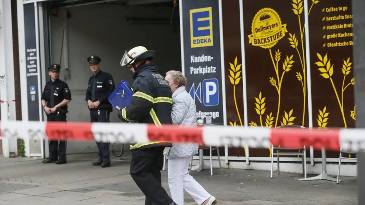 Supermarket lokasi serangan pria bersenjata pisau di Hamburg, Jerman. (Paul Weidenbaum-AP)