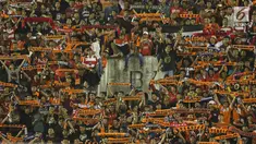 Suporter tim Macan Kemayoran memenuhi tribun jelang menyaksikan laga Persija melawan PSMS di laga pertama semifinal Piala Presiden 2018 di Stadion Manahan, Solo, Jawa Tengah, Sabtu (10/2). Persija menang 4-1. (Liputan6.com/Helmi Fithriansyah)