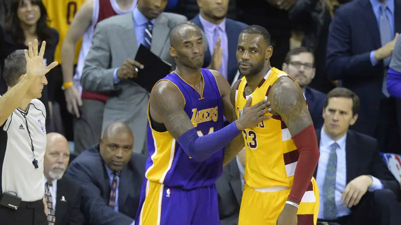 Pemain Cleveland Cavaliers, LeBron James, berbincang dengan guard Los Angeles Lakers Kobe Bryant pada laga NBA di Quicken Loans Arena, Februari 2016. 