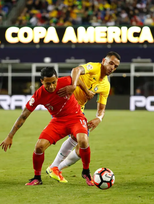 Bek Peru, Yoshimar Yotun (kiri) berebut bola dengan gelandang Brasil, Renato Augusto pada pertandingan Copa America 2016  di Stadion Gillette, AS, (13/6). Peru mengalahkan Brasil dengan skor 1-0. (Winslow Townson-USA TODAY Sports)