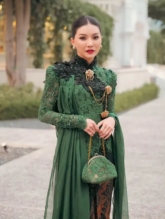 <p>Hadiri undangan di Mangkunegaran, Solo, Sarwendah tampil bak bangsawan dalam balutan kebaya hijau [@sarwendah]</p>