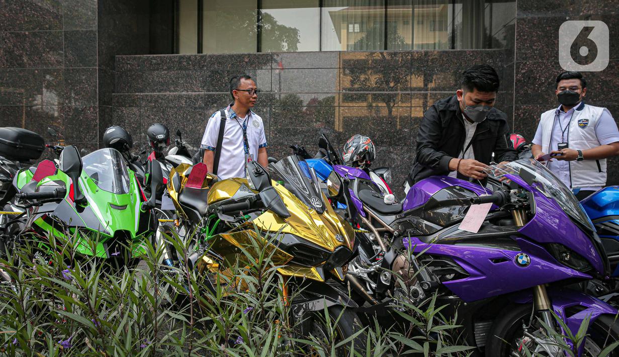 Polisi memberi label pada motor gede milik tersangka Quotex, Doni Salmanan di halaman Bareskrim Polri, Jakarta, Senin (14/3/2022). Bareskrim Polri menetapkan Doni Salmanan sebagai tersangka kasus dugaan penipuan hingga tindak pidana pencucian uang (TPPU) platform Quotex. (Liputan6.com/Faizal Fanani)