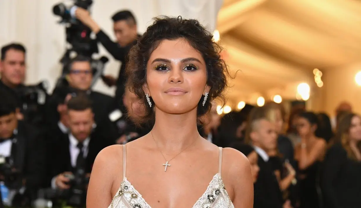 "Selena tak mencari pacar sekarang. Pertunangan Justin malah membuatnya ingin lebih lama menjomblo," ujar seorang sumber. (PopSugar)