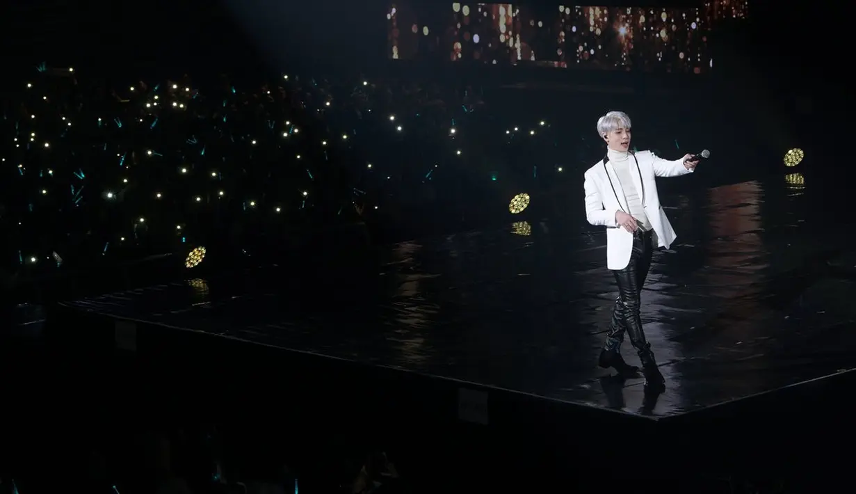 "Album Jonghyun berjudul Poet | Artist akan dirilis online pada 23 Januari. Sedangkan untuk album fisik akan rilis pada 24 Januari. Untuk video klip akan dirilis bersamaan saat lagu-lagu disebar online," lanjutnya. (Foto: twitter.com/SHINee)