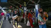 Les passagers sont sortis de la gare à leur arrivée à Surabaya, dans l'est de Java le 6 avril 2025. (Juni Kriswanto / AFP)