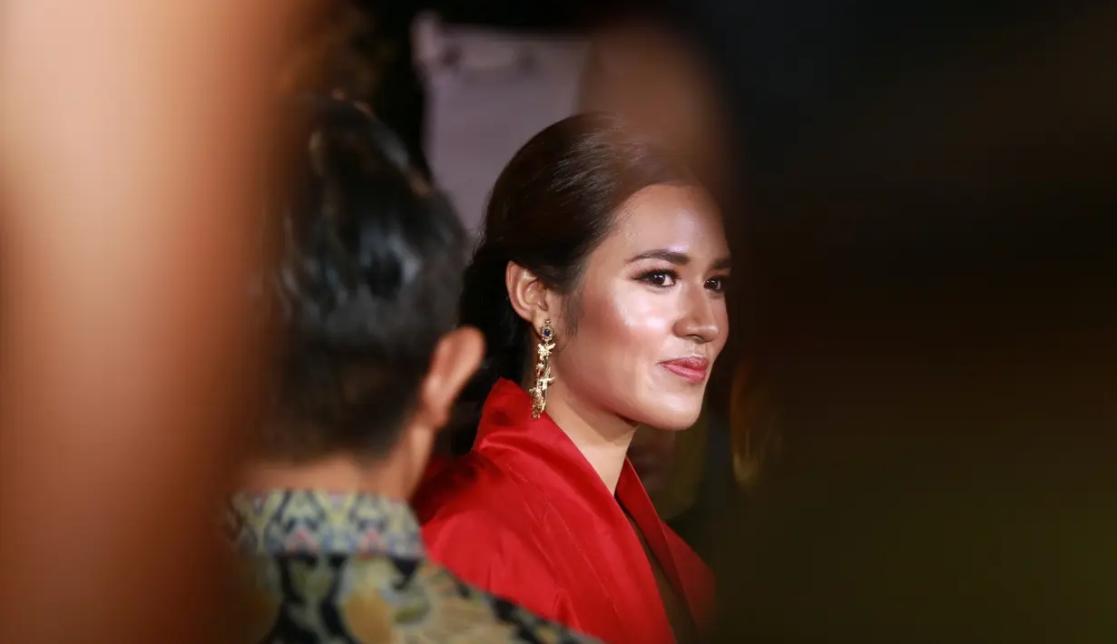 Di pesta pernikahan putri semata wayang Presiden Jokowi, tamu undangan hadir dari berbagai kalangan. Raisa, hadir sebagai tamu undangan ternyata mendapat perlakuan yang sama dengan yang lainnya. (Adrian Putra/Bintang.com)