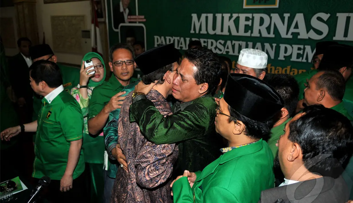 Suryadharma Ali memeluk para peserta Mukernas PPP sambil menangis, Bogor, Kamis (24/4/2014) (Liputan6.com/Johan Tallo).