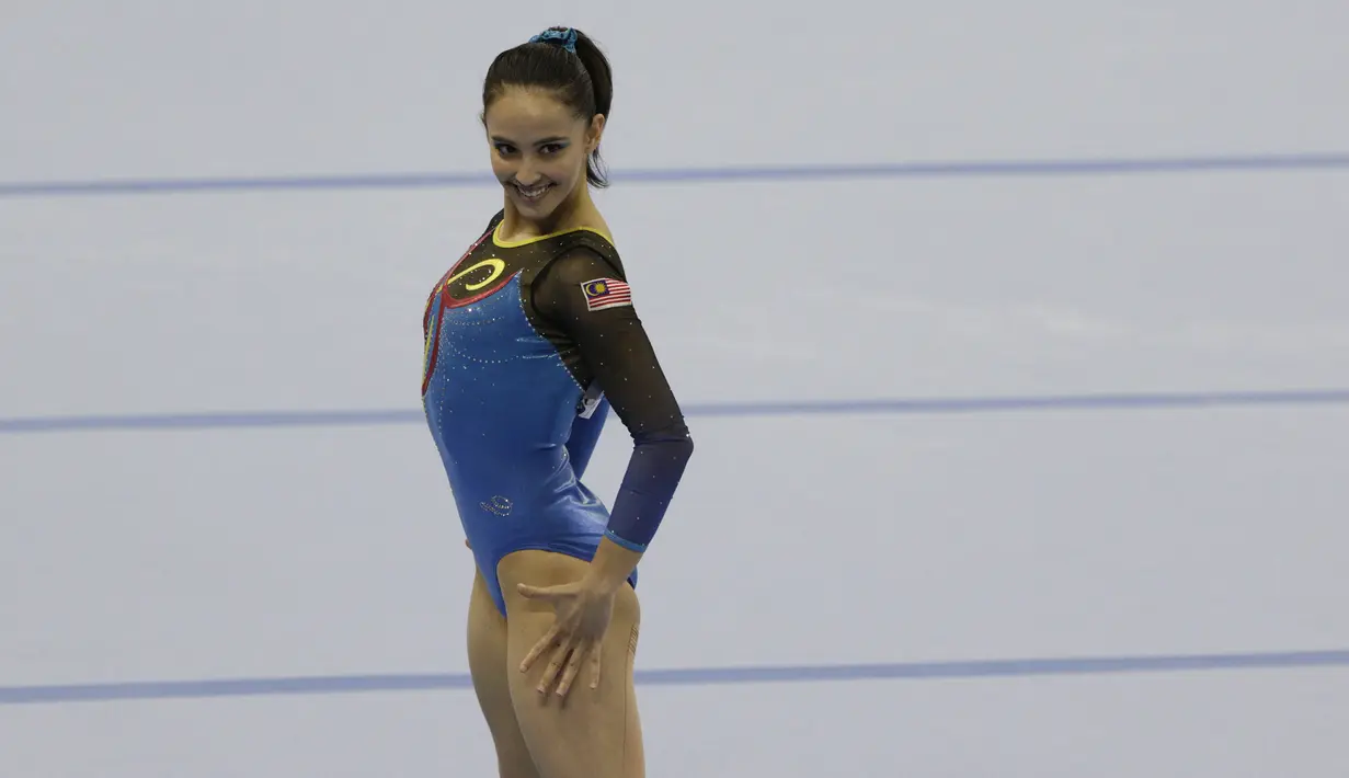 Pesenam Malaysia, Farah Ann, saat beraksi pada nomor all-round individual putri cabang senam SEA Games 2019 di Kompleks Rizal Memorial, Senin (2/12). Atlet cantik ini berhasil menyumbangkan medali emas. (Bola.com/M Iqbal Ichsan)