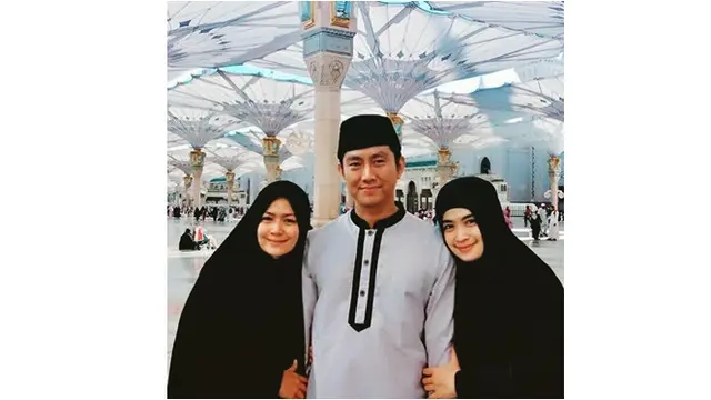 Jarang Tersorot, Ini 6 Potret Kebersamaan Yulia Rachman dan Dua Adiknya