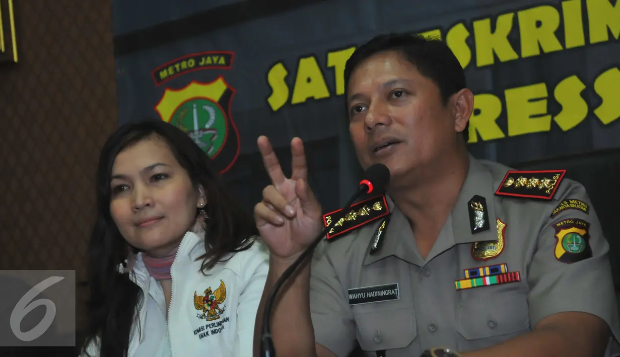 Kapolres Jakarta Selatan Kombes Wahyu Hadiningrat (kanan) memberikan keterangan pers di Mapolres Jaksel, Jum'at (25/3). Wahyu meminta kepada masyarakat untuk terlibat aktif mengawasi perdagangan dan eksploitasi anak  (Liputan6.com/Faisal R Syam)