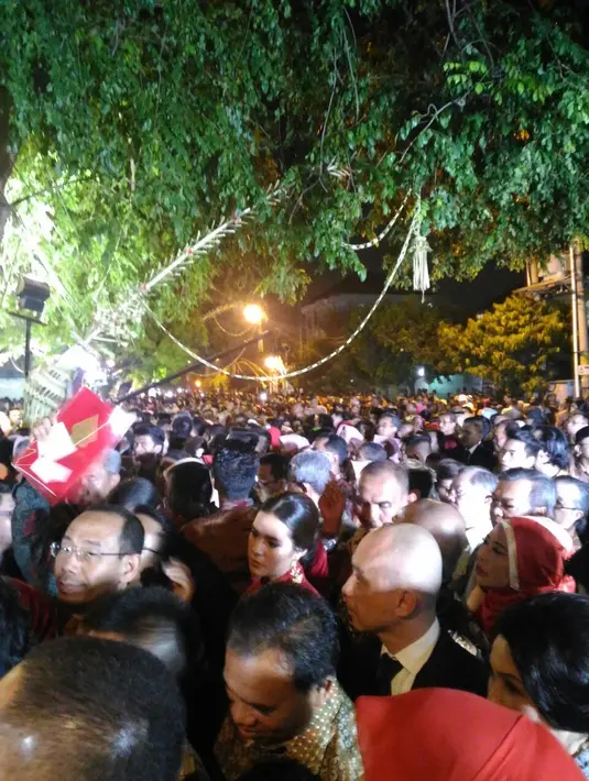 Mengingat jumlah tamu yang sangat membludak, mengharuskan Raisa untuk sabar menunggu antrean saat memasuki pintu masuk Graha Saba Buana. Nampaknya, ia berusaha bertahan ada di situasi padat itu. (Riswinanti/Bintang.com)