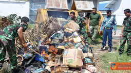 Citizen6, Surabaya: Penyiangan tersebut di lakukan karena bahan telah rusak berat dan tak mungkin diperbaiki, selain itu, penyiangan dapat mengurangi kepadatan koleksi. (Pengirim: Penkobangdikal)