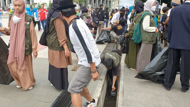 Para anggota komunitas peduli sampah Gerut Zero Waste (GZW) Garut, Jawa Barat, memulai kampanye Gerakan Pungut Sampah (GPS) di kalangan masyarakat umum secara luas. (Liputan6.com/Jayadi Supriadin)