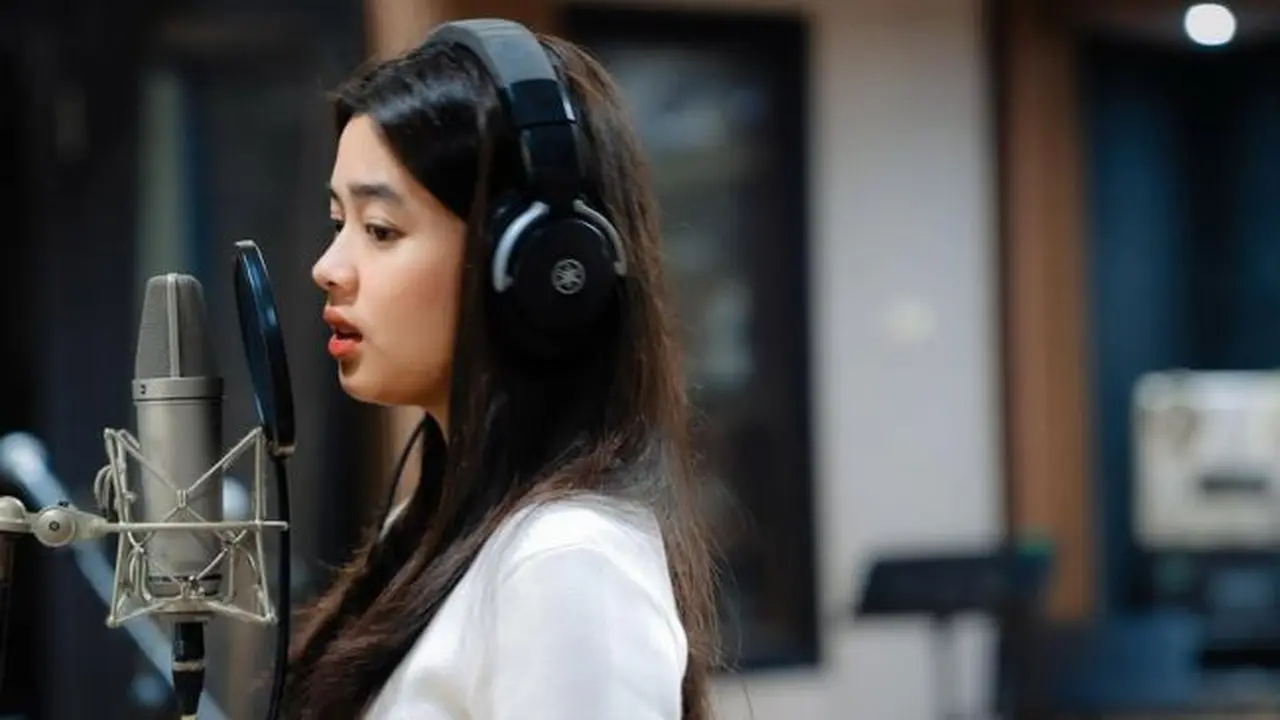 Potret Aqeela Calista saat Rekaman Lagu (credit: instagram/aqeelacalista)